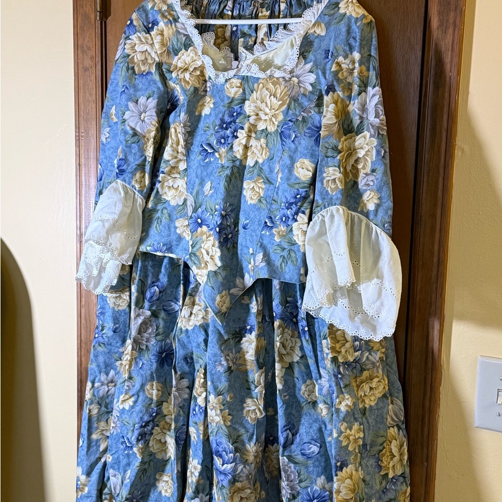 American Vintage Blue and Cream Floral Skirt Set with Apron - Picture 2 of 11